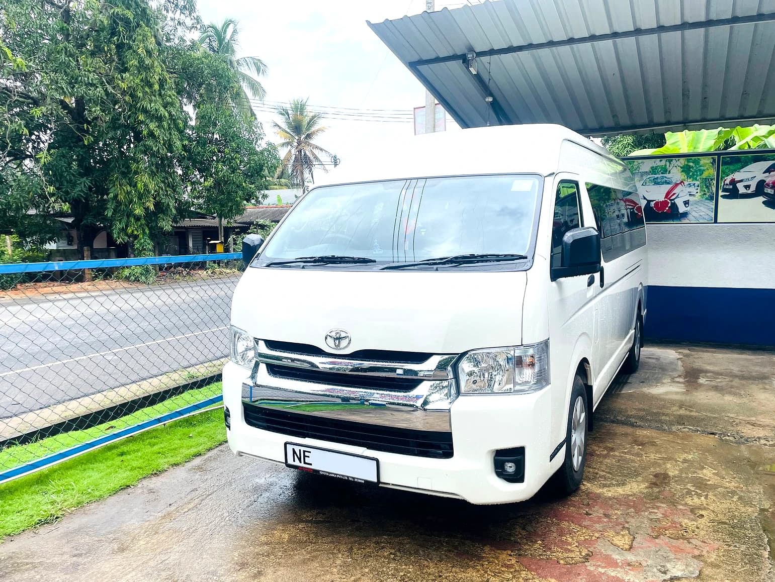 TOYOTA HIACE KDH HIGHROOF 2025 - slide 1