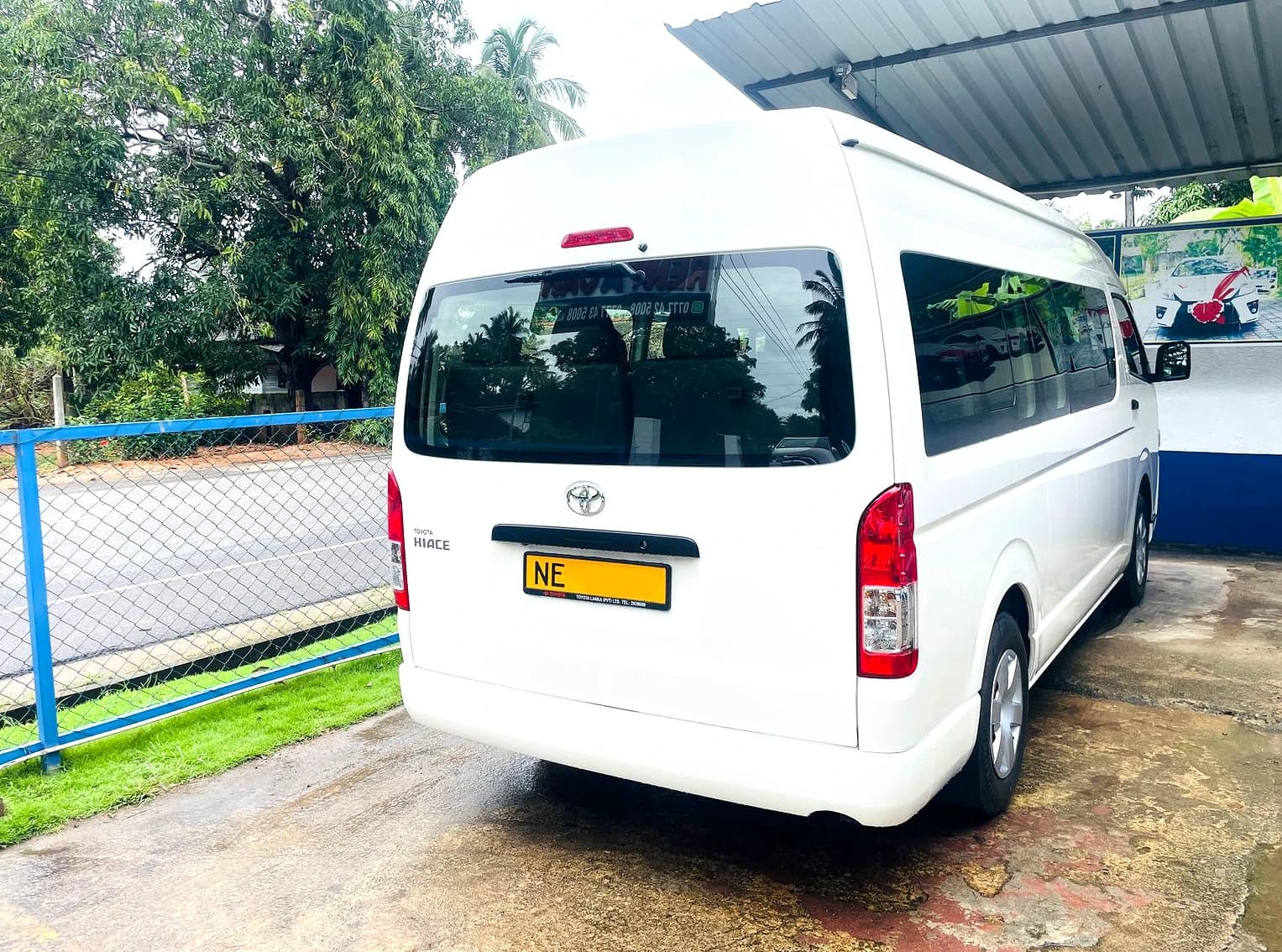 TOYOTA HIACE KDH HIGHROOF 2025 - slide 3
