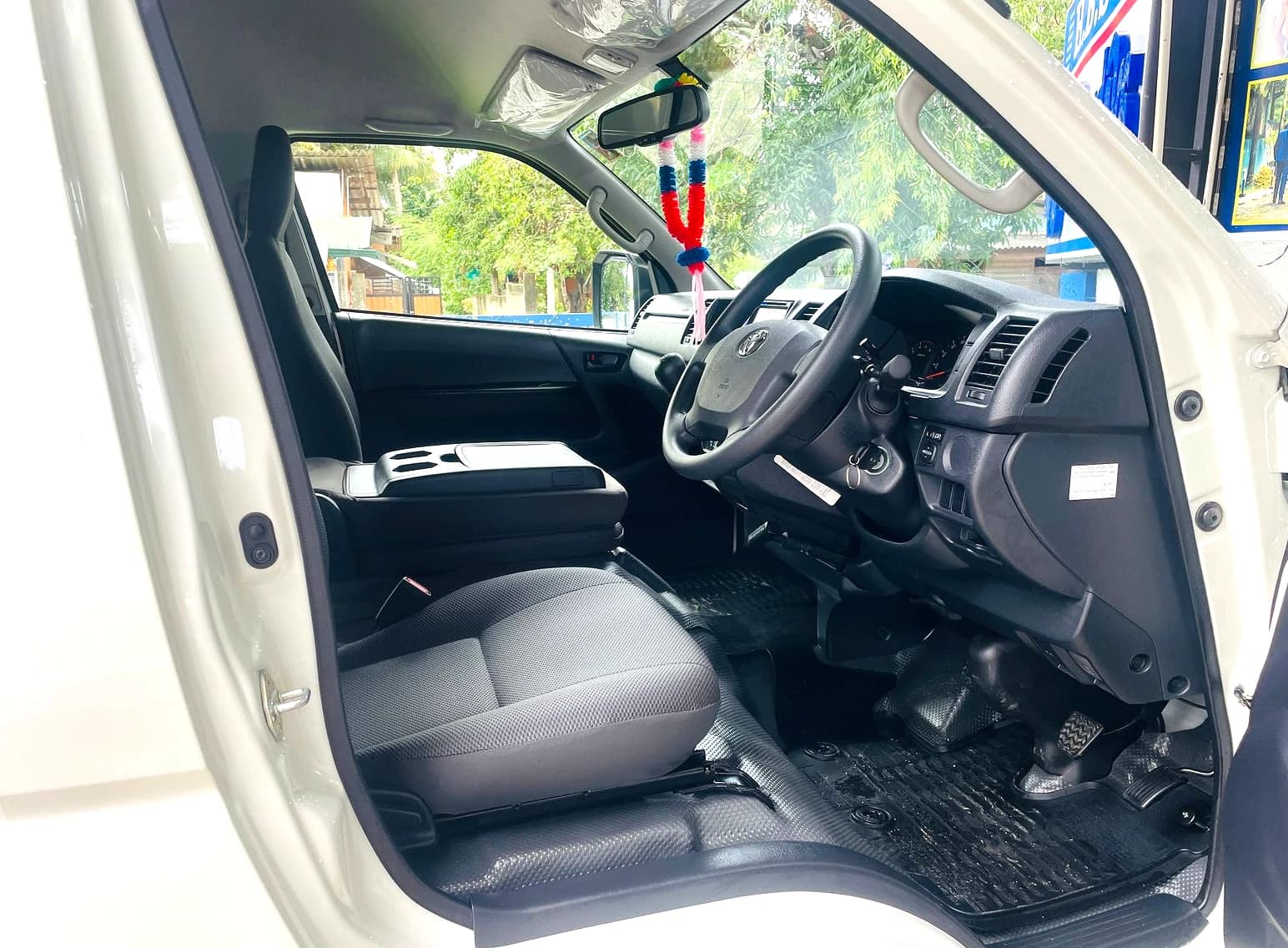 TOYOTA HIACE KDH HIGHROOF 2025 - slide 5