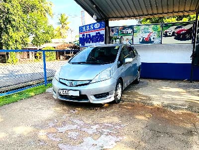 HONDA FIT Shuttle - slide 1