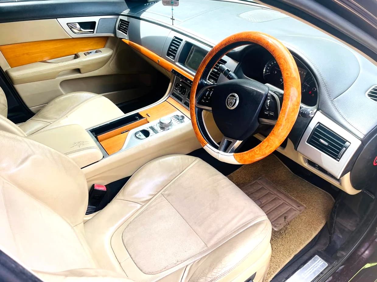 JAGUAR XF - slide 4