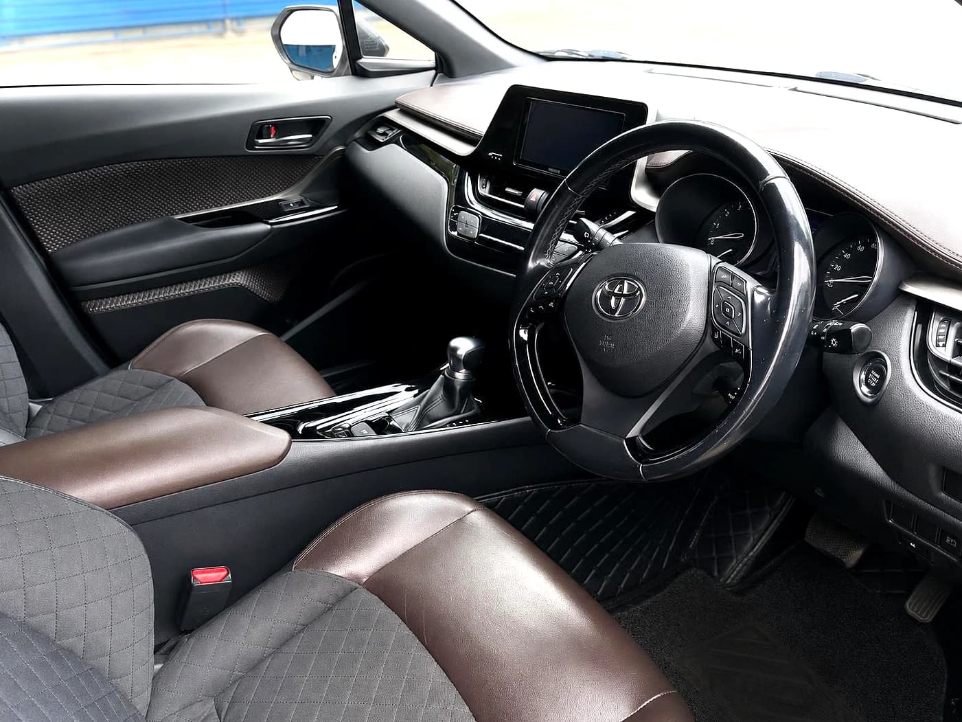 TOYOTA CHR - slide 4